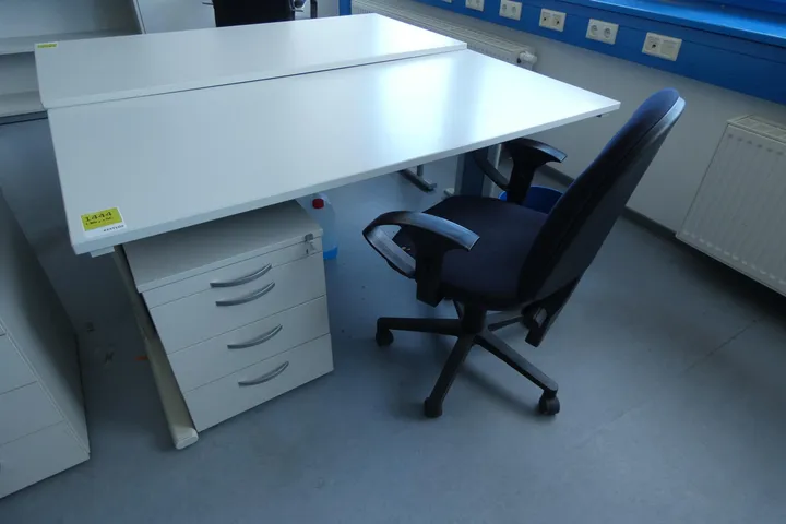 Schreibtisch mit Schreibtischcontainer und Bürostuhl